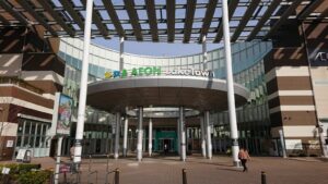 レイクタウンmoriの建物入口と駐車場記事のアイキャッチ画像