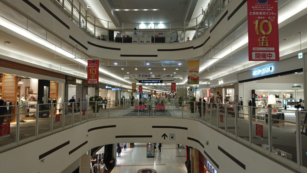 レイクタウン館内の広さがわかる吹き抜けと長い通路