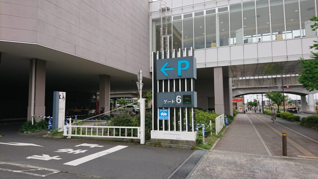 イオンレイクタウンKAZE駐車場入り口6