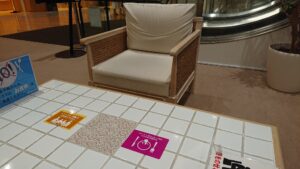 レイクタウン休憩所ソファの画像