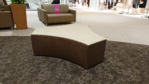 レイクタウン休憩所ソファの画像