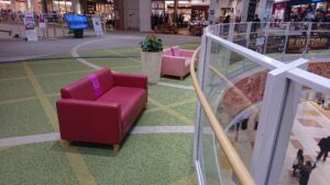 レイクタウン休憩所ソファの画像