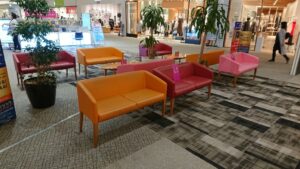 レイクタウン休憩所ソファの画像