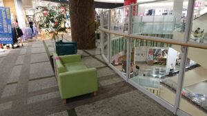 レイクタウン休憩所ソファの画像