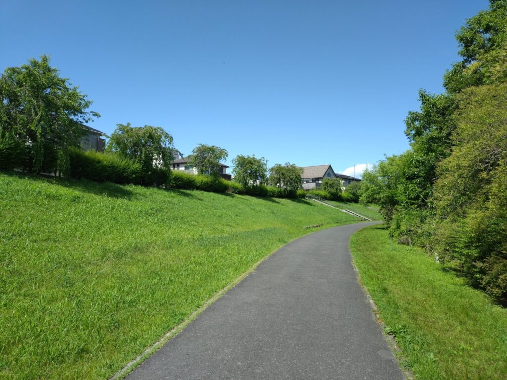 レイクタウン湖の周りの遊歩道の画像