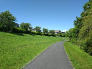 レイクタウン湖の周りの遊歩道の画像