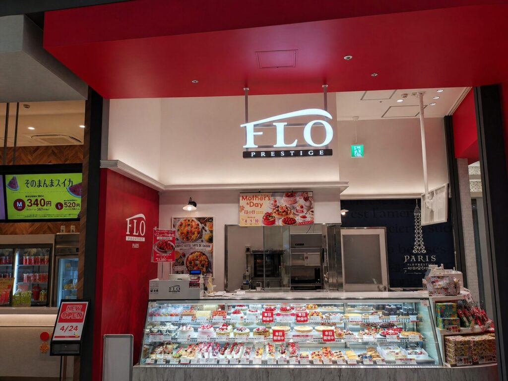 レイクタウンmoriのFLO店舗外観｜ケーキやタルトが並ぶスイーツ店