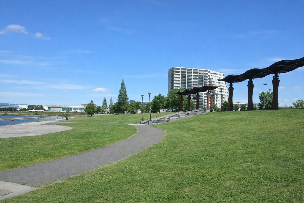 湖畔の公園と曲がる歩道の画像
