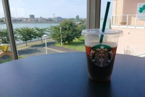 レイクタウンのスタバ店内でアイスコーヒー越しに湖側の景色を見た様子