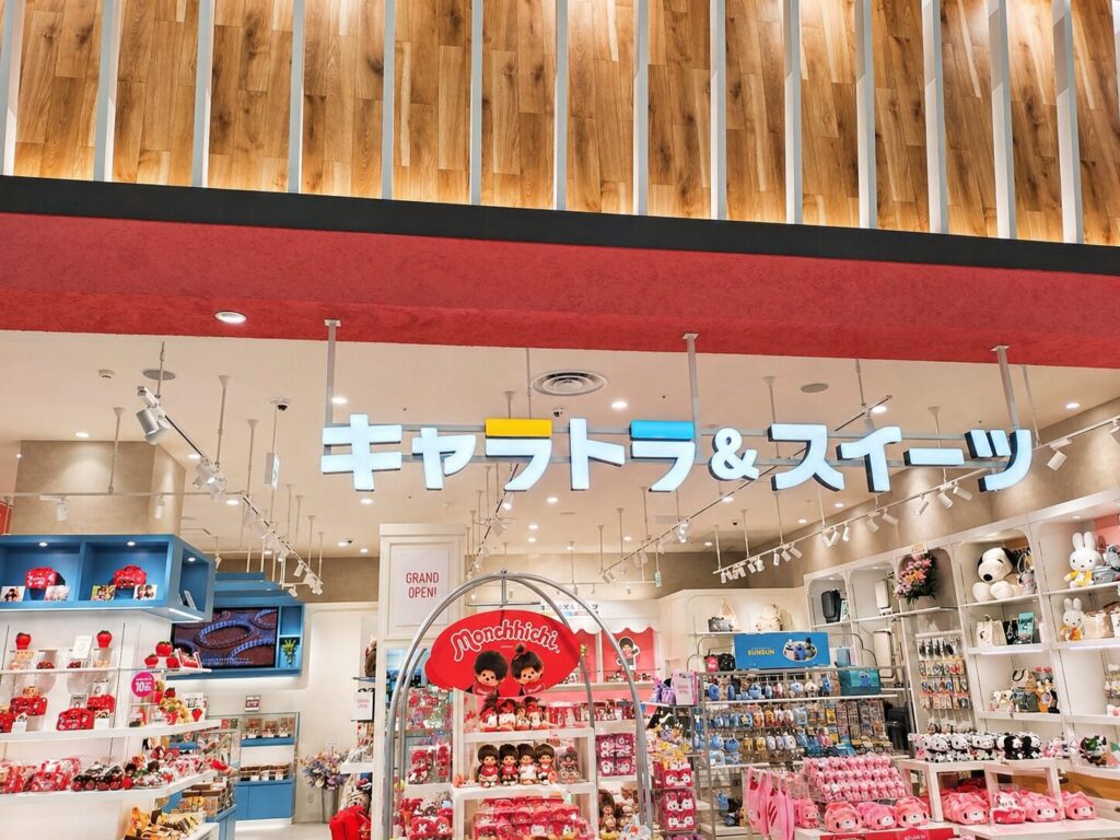 レイクタウンkazeのキャラトラ＆スイーツ店舗外観｜キャラクター雑貨とスイーツが並ぶ店