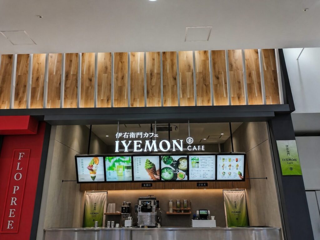レイクタウンkazeの伊右衛門カフェ外観｜抹茶スイーツやドリンクが楽しめる店舗