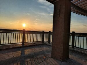 夕暮れの水辺の静寂の画像