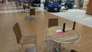 レイクタウン館内にあるドトール脇のテーブルとイスの様子